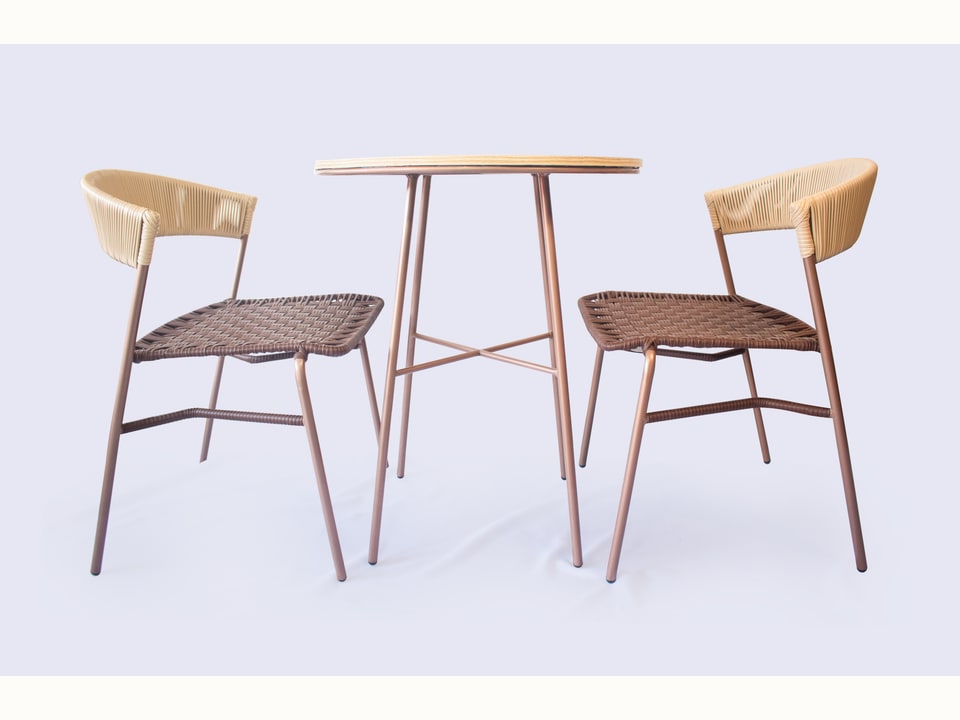 Set bistro con acabados en madera y metal